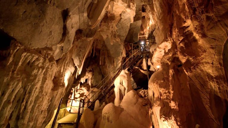 Mungana Caves Australia visit